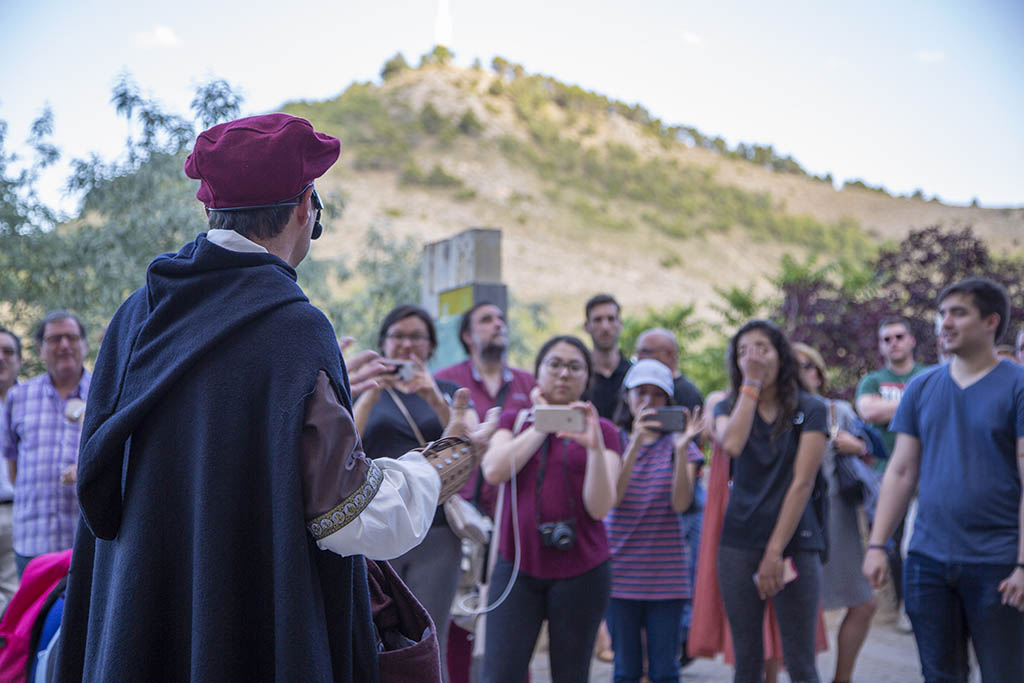 Explicaciones del Guía durante la Visita Teatralizada